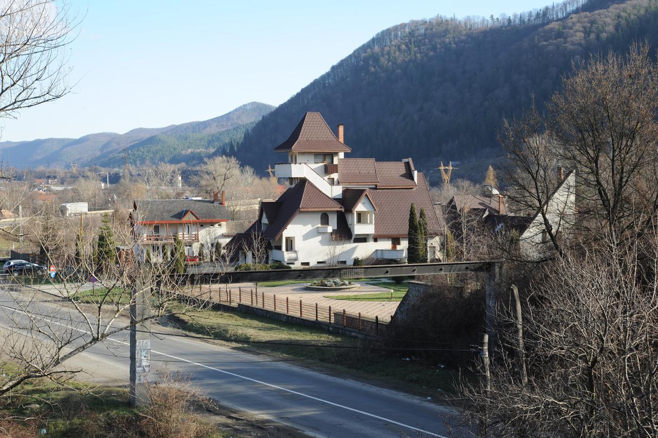 Castelul De Smarald Bed & Breakfast Pangaracior Exterior photo